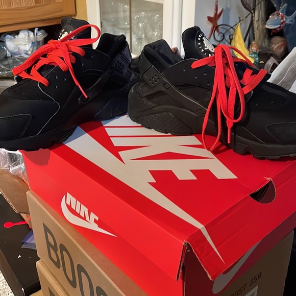Nike huaraches all black size 10.5  have black laces too worn. Great condition - Picture 4 of 5